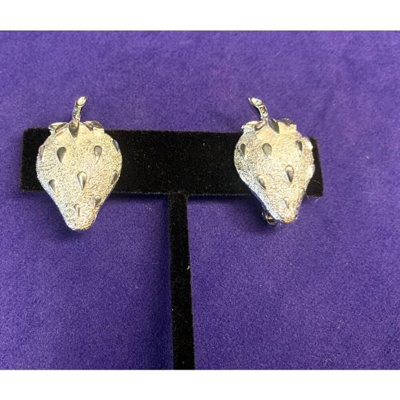 Sarah Coventry Strawberry Brooch and Clip earrings set  in Platinum, Vintage - Picture 4 of 5